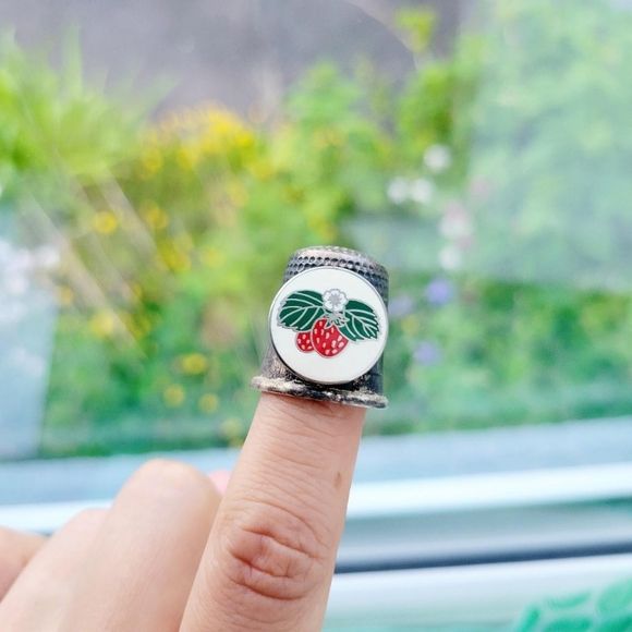 Vintage Strawberry Flower Thimble - Picture 5 of 8
